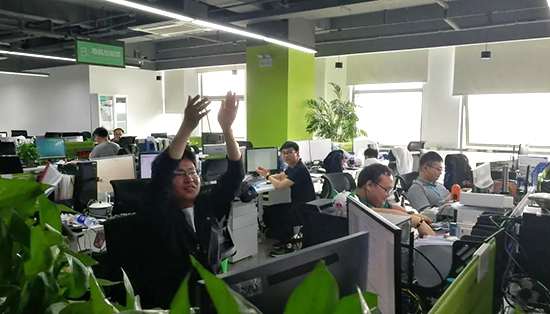 聽聞華測儀器裝備成功登頂 同事激動歡呼